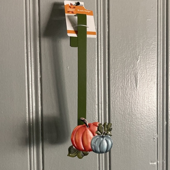 NWT- Fall Farmhouse- Green Metal w/ Orange & Blue Pumpkins Wreath Hanger - Picture 3 of 15